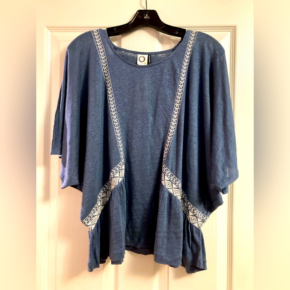 Anthropologie Akemi + Kin Flowing Embroidered Top. NWT. Size Medium